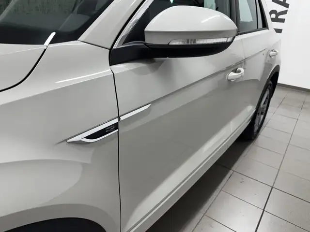 Volkswagen T-Roc view 9