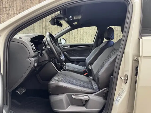 Volkswagen T-Roc view 10