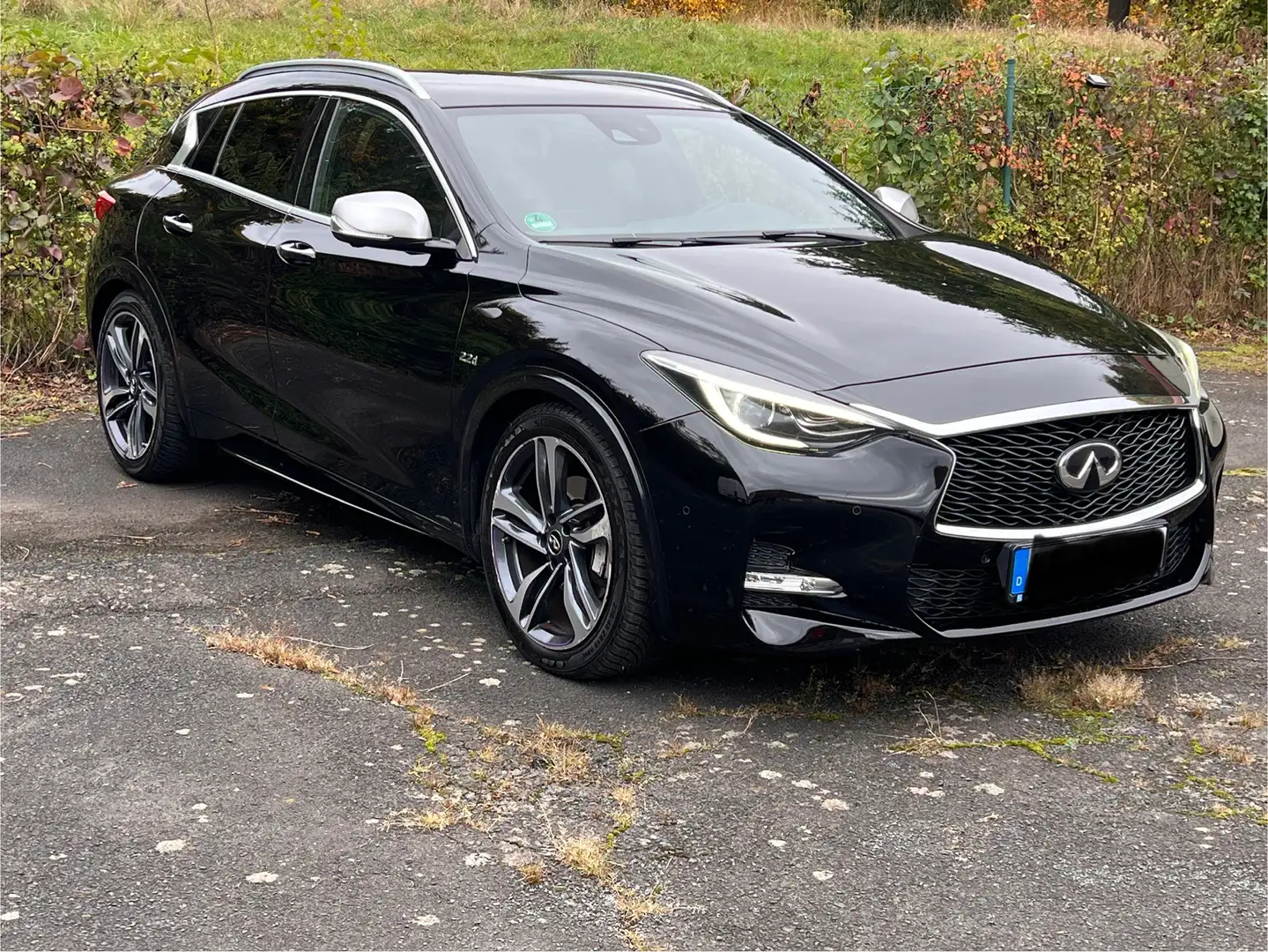 Infiniti Q30 2.2d DCT AWD Sport-AHK-Panorama Schwarz - 1