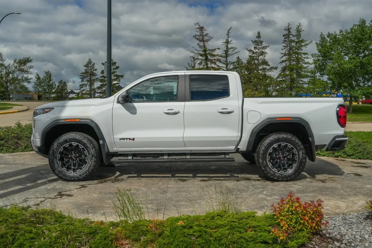 GMC Canyon photo GMC Canyon