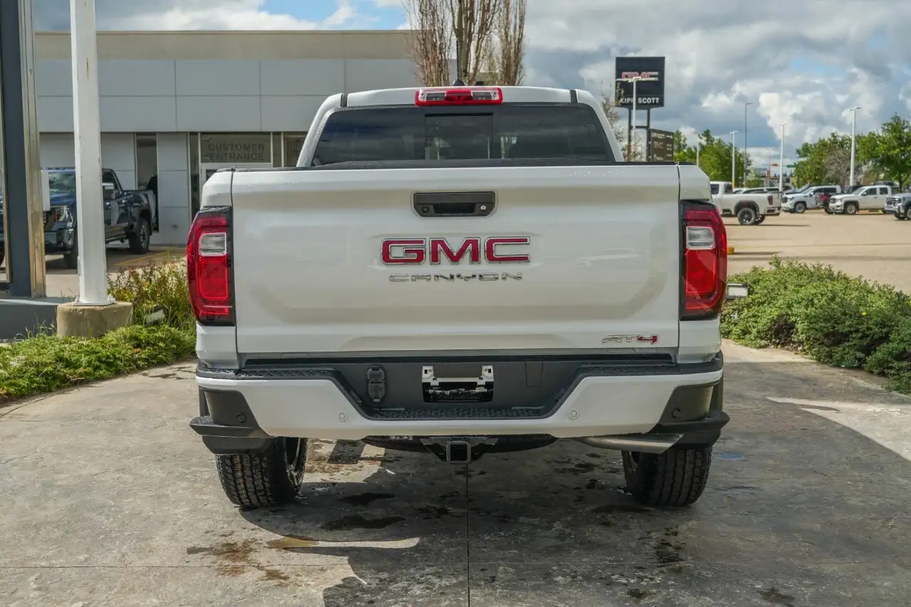 GMC Canyon photo GMC Canyon