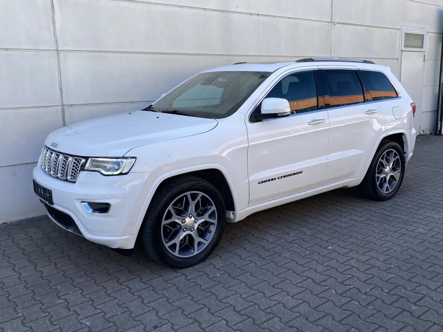Jeep Grand Cherokee 3.0 Mj 4x4 Overland AHK Pano ACC TotwAss RKam Alu2 Weiß - 2