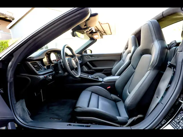 Porsche 911 view 11