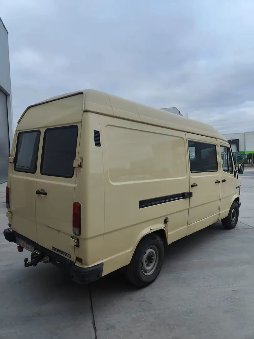 Mercedes-Benz 210/310 Beige - 2