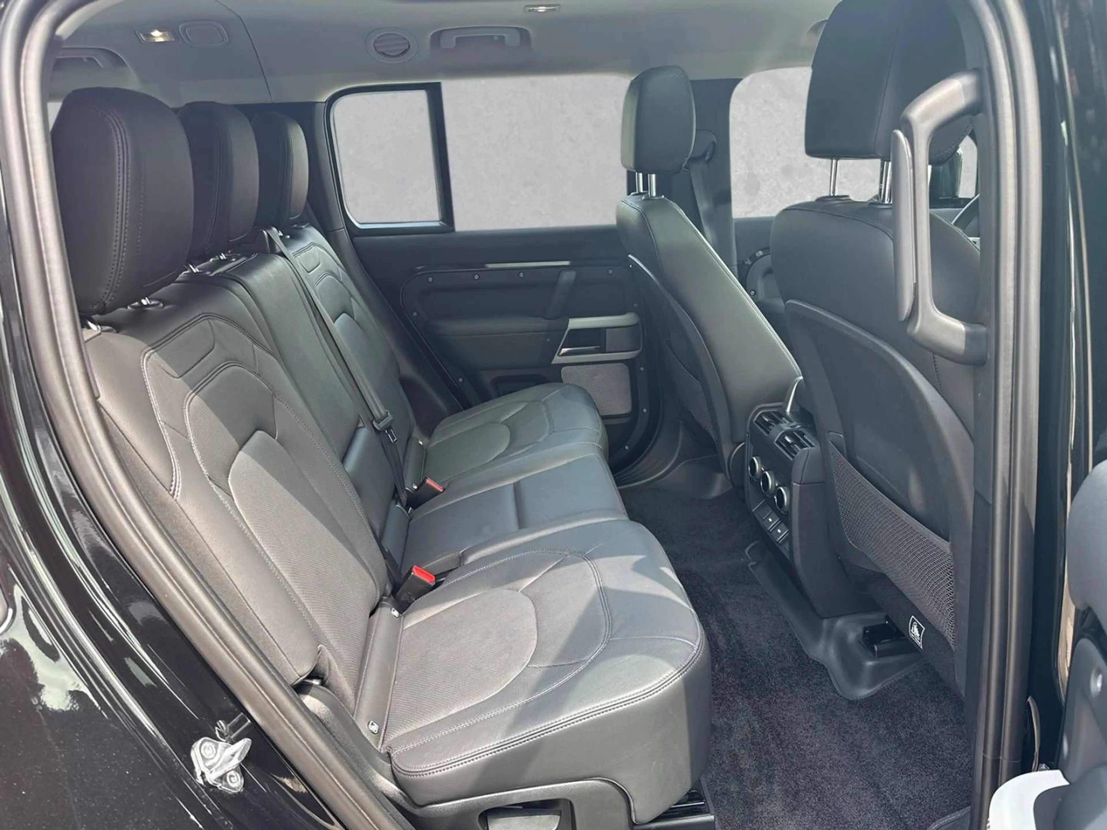 Land Rover Defender 130 P400 SE — photo 5