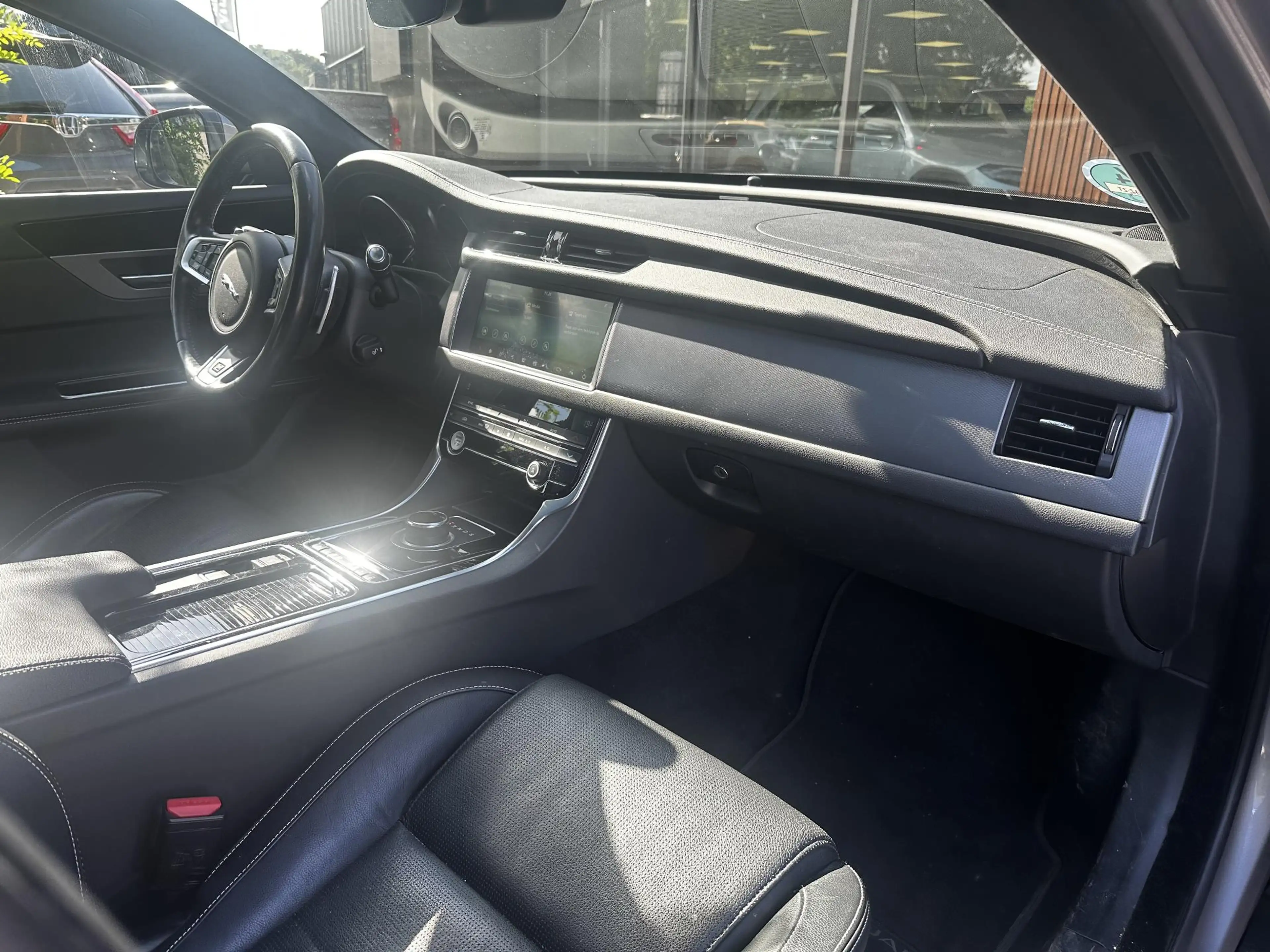 Jaguar XF Sportbrake 2.0d Chequered Flag R Sport Panoramadak — photo 21