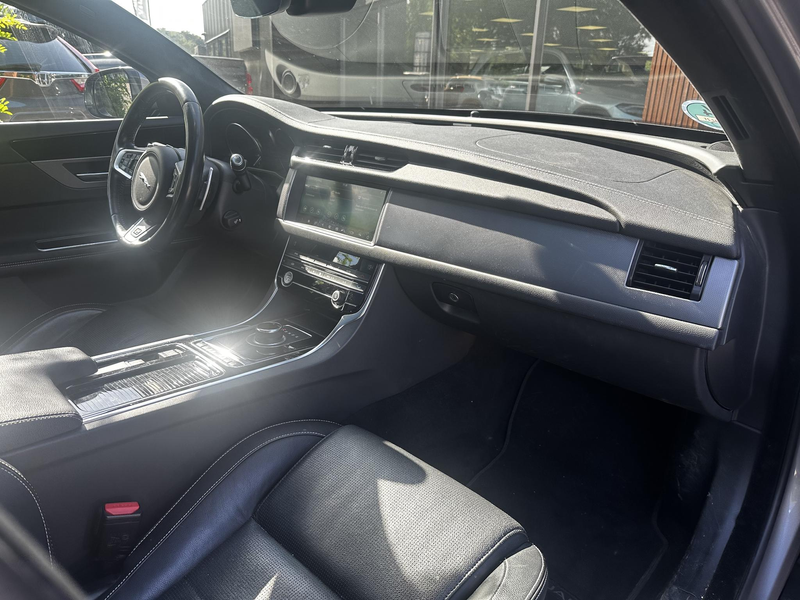 Jaguar XF Sportbrake 2.0d Chequered Flag R Sport Panoramadak — photo 21
