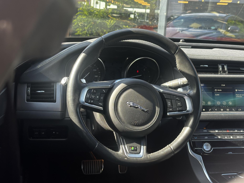 Jaguar XF Sportbrake 2.0d Chequered Flag R Sport Panoramadak — photo 11