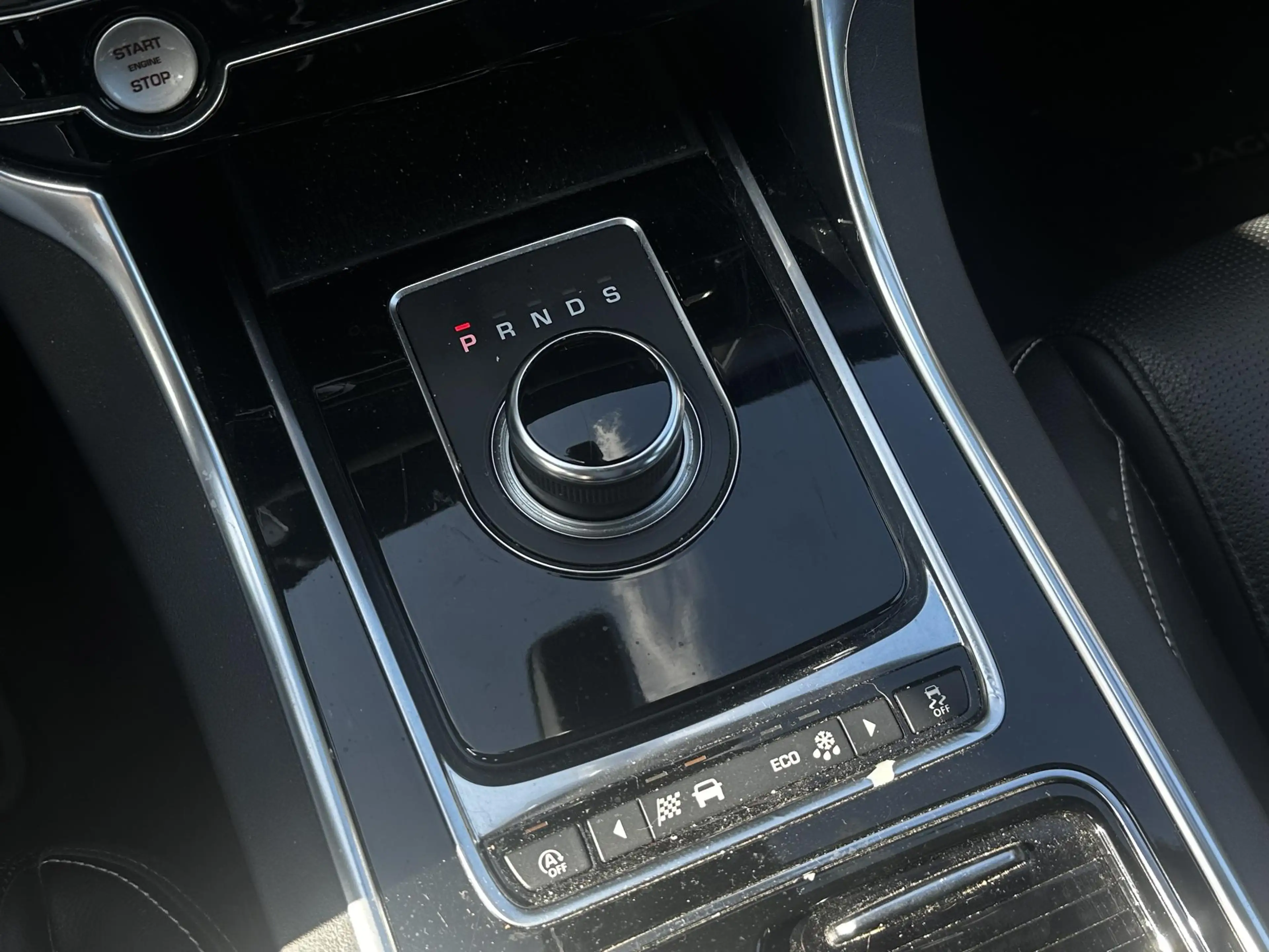 Jaguar XF Sportbrake 2.0d Chequered Flag R Sport Panoramadak — photo 23