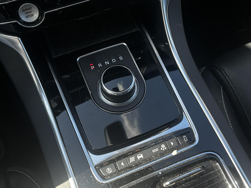 Jaguar XF Sportbrake 2.0d Chequered Flag R Sport Panoramadak — photo 23