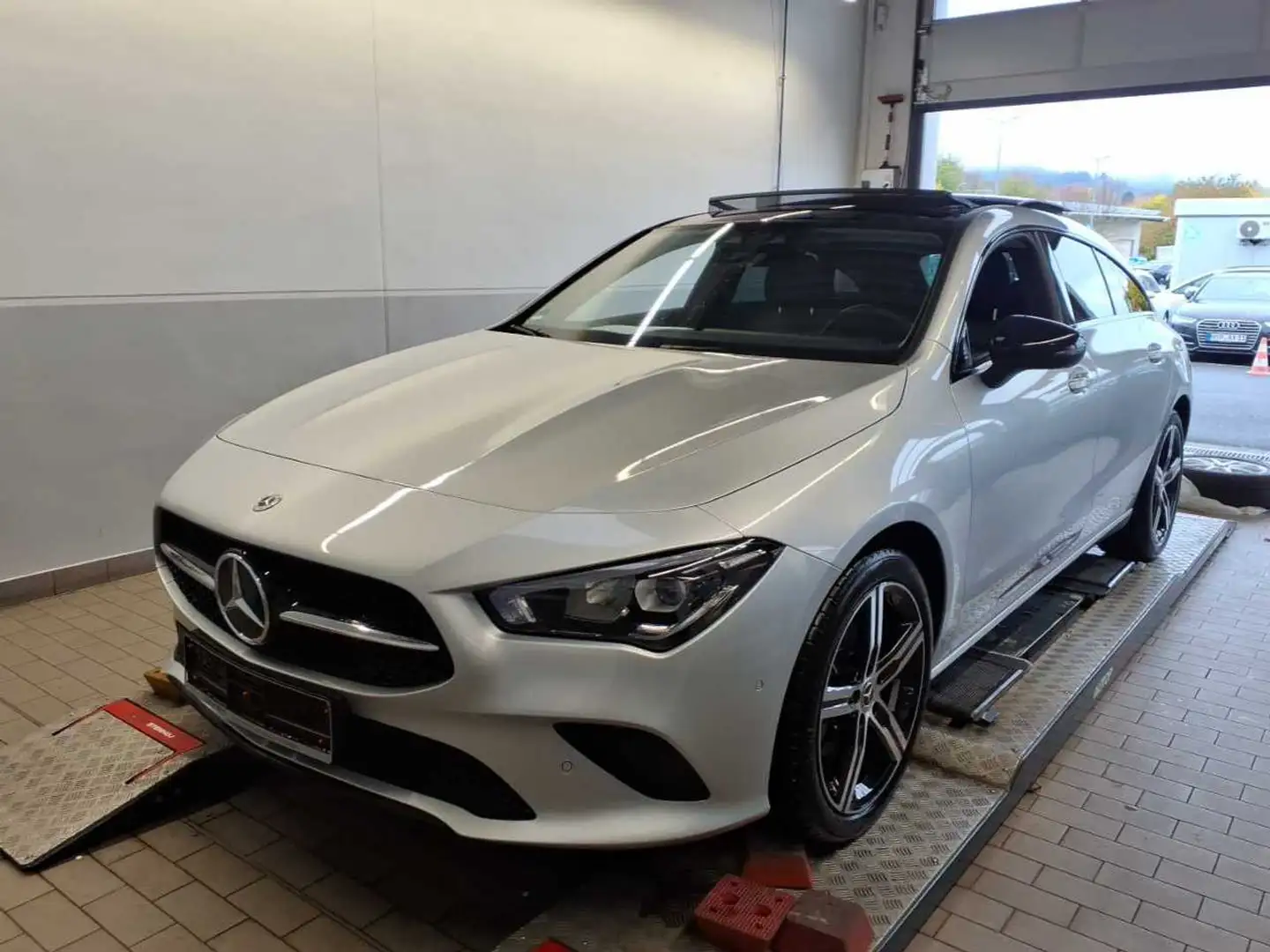 Mercedes-Benz CLA 200 d SB Progressive +AHK+PANO+LED+NIGHT+ASS Zilver - 2