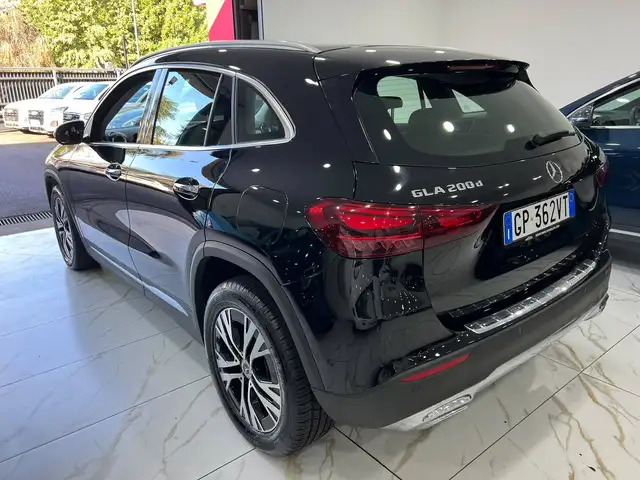 Mercedes-Benz GLA view 4