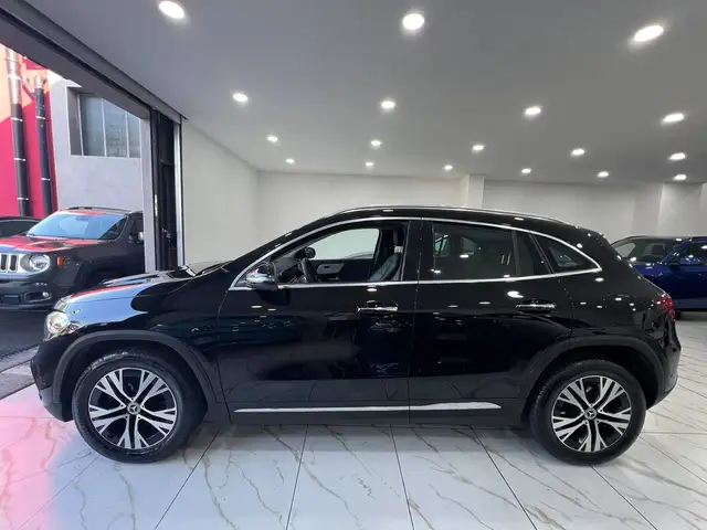 Mercedes-Benz GLA view 3