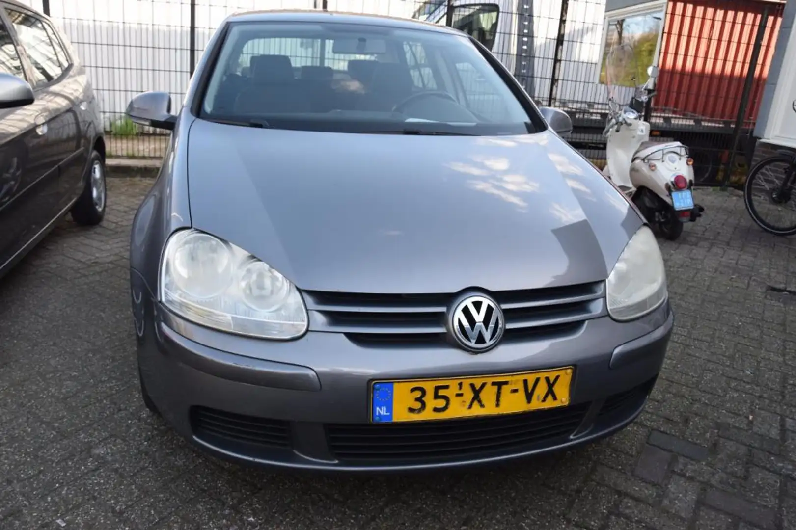 Volkswagen Golf 1.6 FSI Optive 3 Grijs - 2