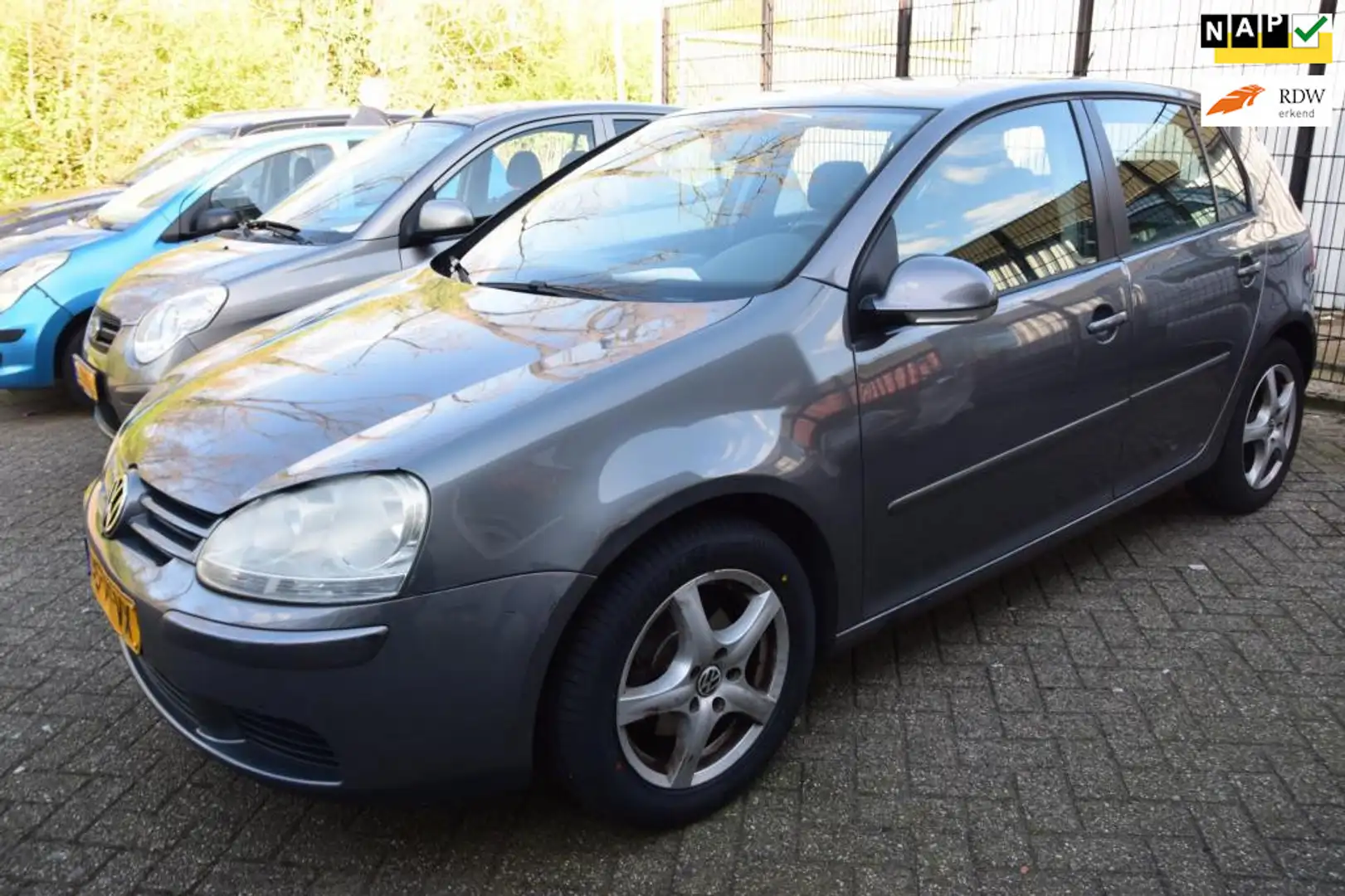 Volkswagen Golf 1.6 FSI Optive 3 Grijs - 1