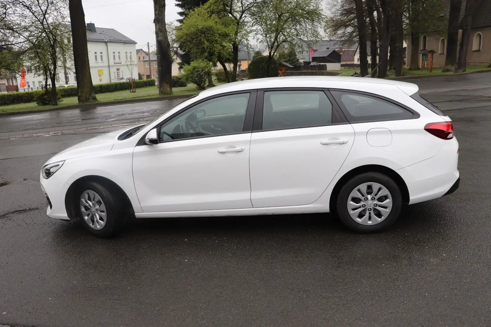 Hyundai i30 cw Kombi Select Spur  netto 8695€ Weiß - 2