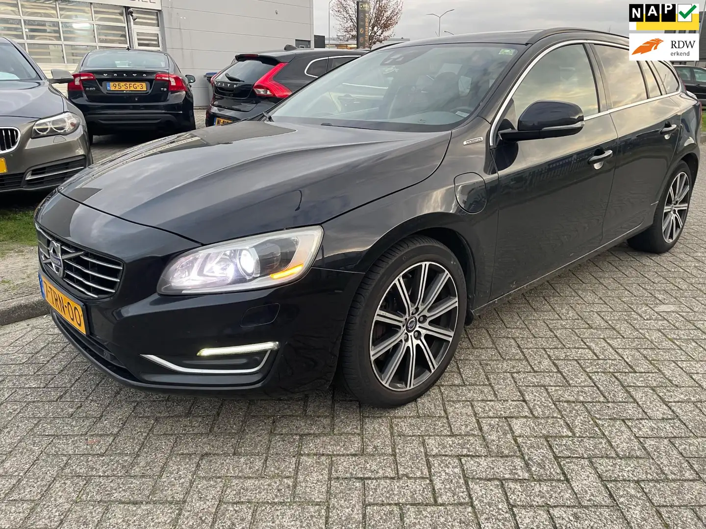Volvo V60 2.4 D6 AWD Plug-In Hybrid Summum adaptief cc Garan Noir - 1