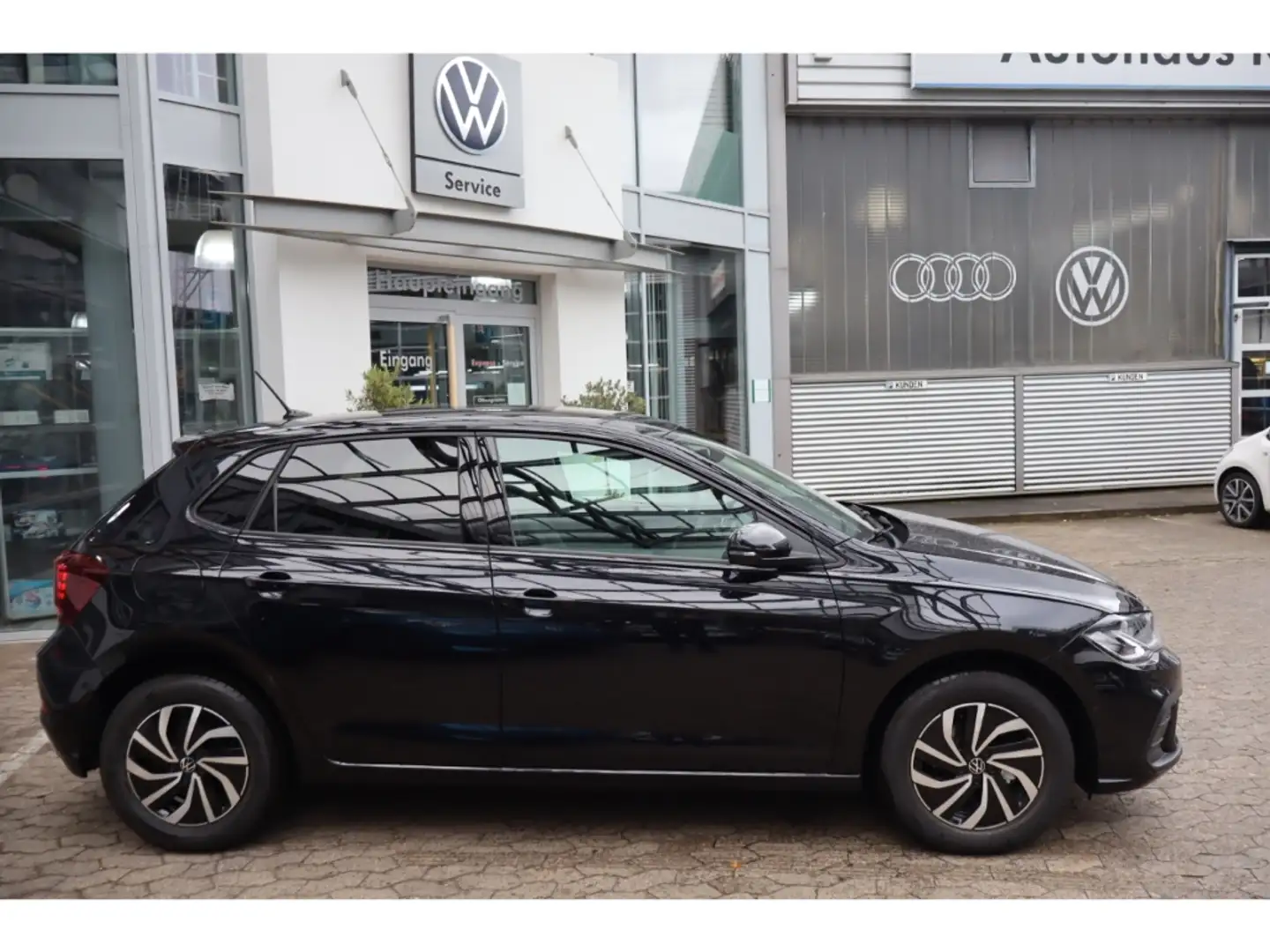 Volkswagen Polo VI 1.0 DSG Life IQ-Drive Sitzhzg. 15 Essex Noir - 2