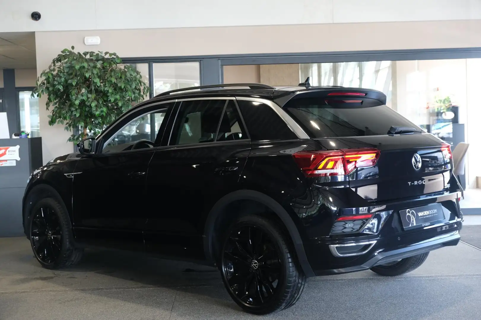 Volkswagen T-Roc 1.0 TSI 110PK R-line Black Pack Led Navi ACC Zwart - 2