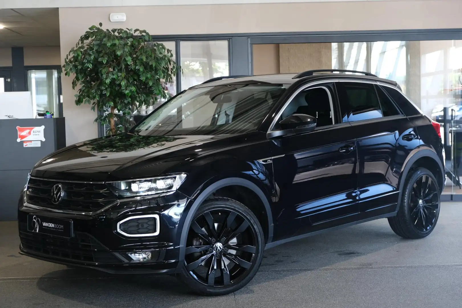 Volkswagen T-Roc 1.0 TSI 110PK R-line Black Pack Led Navi ACC Zwart - 1