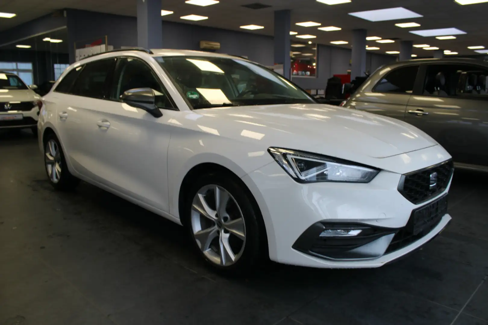 SEAT Leon Sportstourer 1.5 eTSI ACT OPF DSG FR Weiß - 1