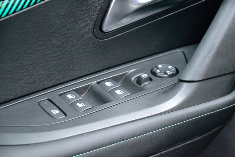 Peugeot 2008 1.2 PureTech Allure Pack 130PK Automaat | Navigati — photo 15