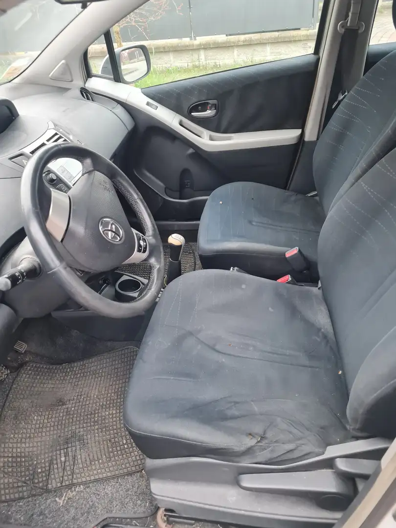 Toyota Yaris Yaris 5p 1.4 d-4d Sol Argento - 1