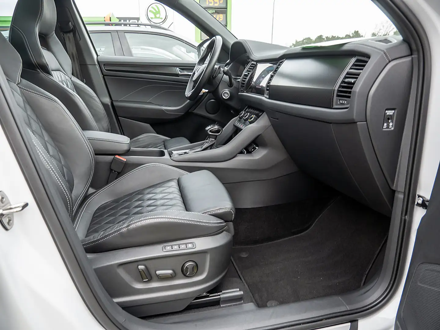 Skoda Kodiaq 2.0 TDI Sportline 4x4 SHZ AHK ACC PANO Weiß - 2