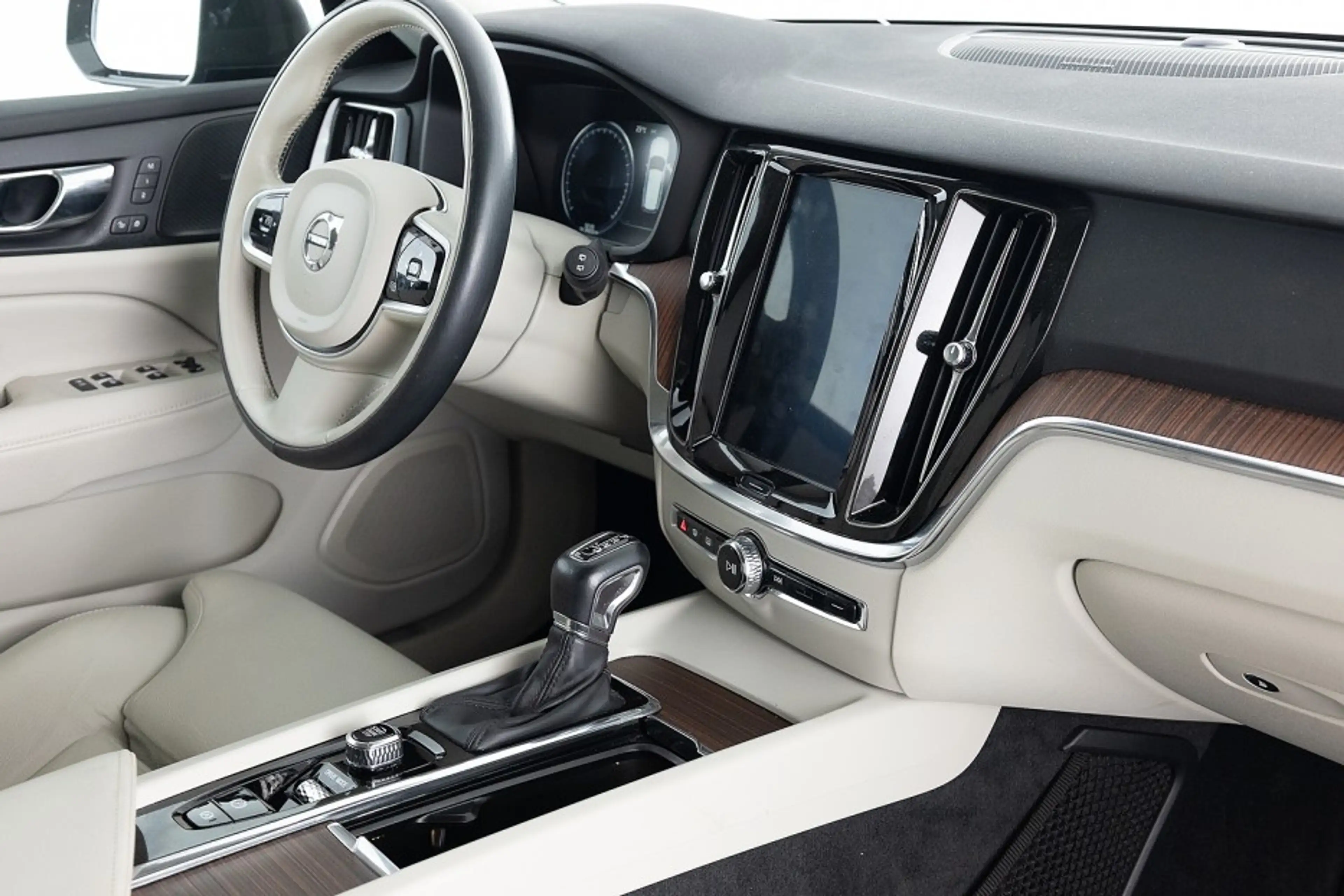 Volvo V60 Cross Country 2.0 T5 AWD Pro | LEDER | harman/kardon — photo 3