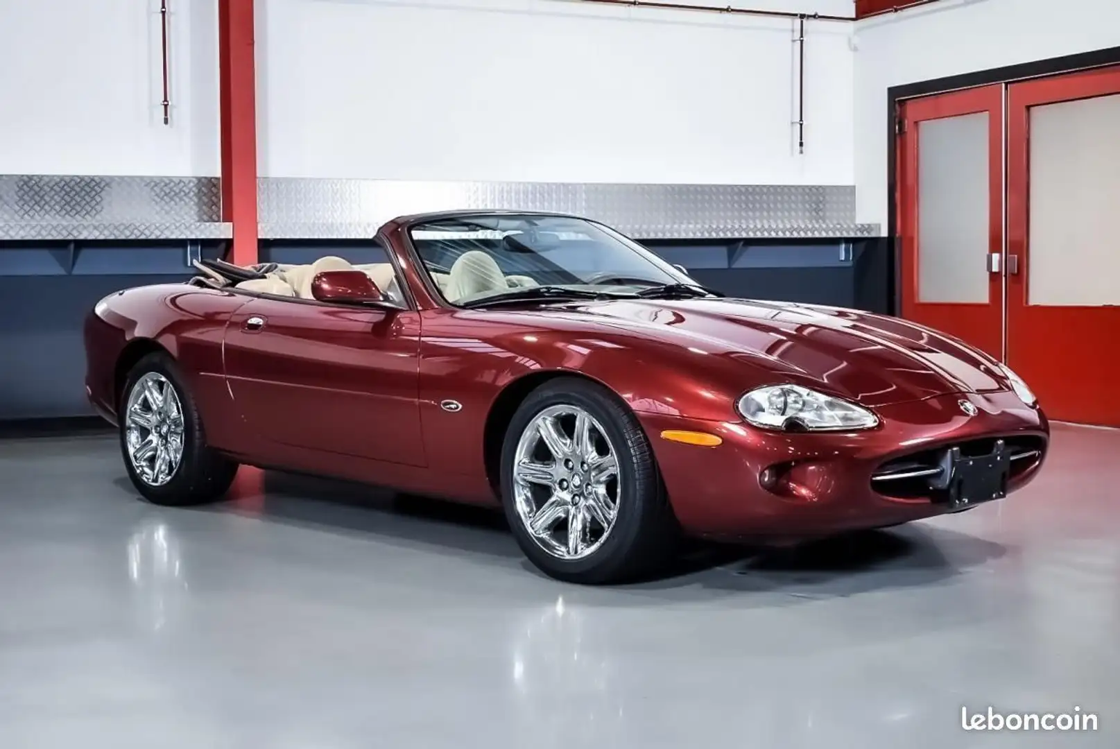 Jaguar XK8 4.0L V8 CONVERTIBLE CGG CARNIVAL RED MICA (COMPTEU - 1