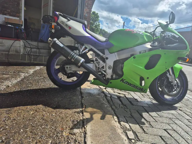 Kawasaki Ninja ZX-7R - foto 4