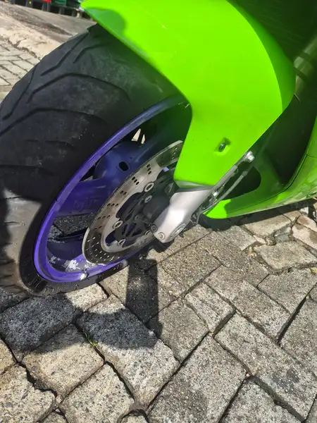 Kawasaki Ninja ZX-7R - foto 2