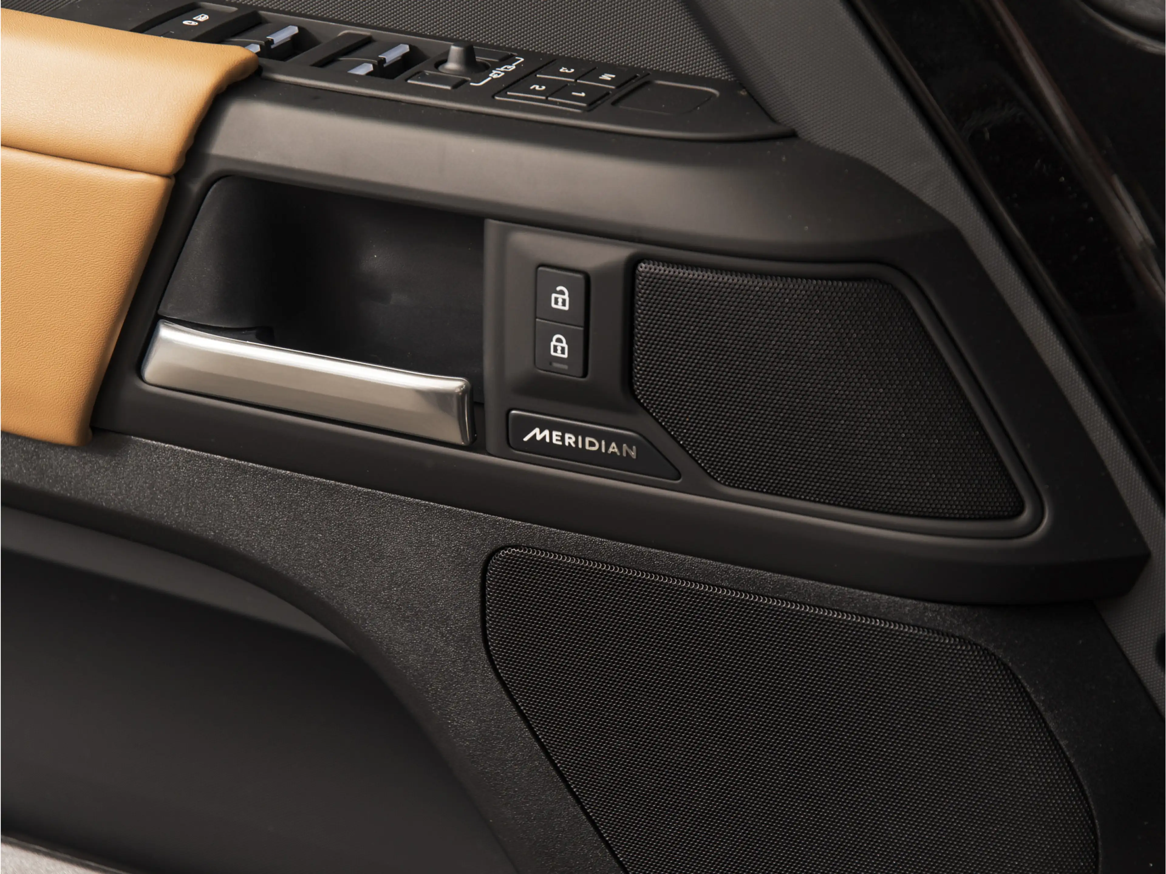 Land Rover Defender 110 2.0 P300e 110 X-Dynamic HSE MY26 | PANO | HUD — photo 17