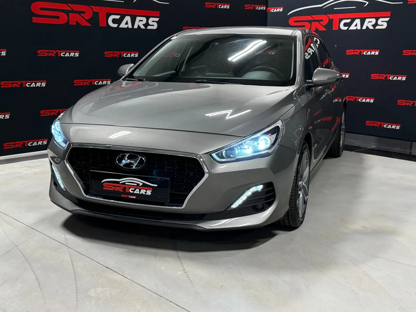 Hyundai i30 1,6 CRDi Level 5 DCT Aut. *Navi*Kamera*Keyless* Grau - 2