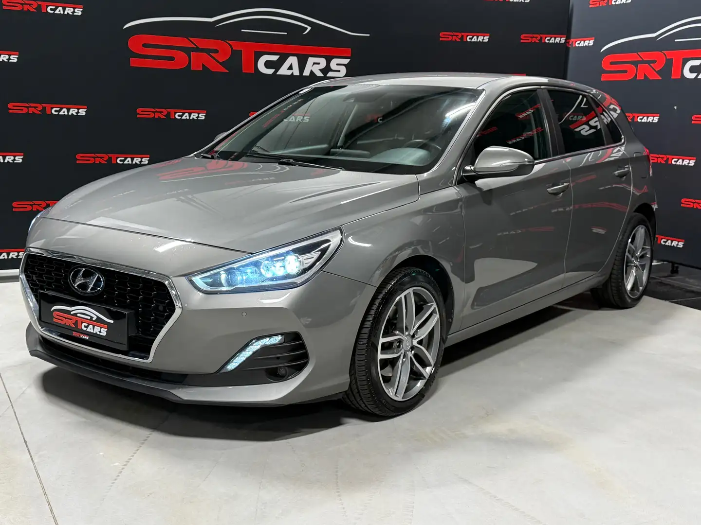 Hyundai i30 1,6 CRDi Level 5 DCT Aut. *Navi*Kamera*Keyless* Grau - 1