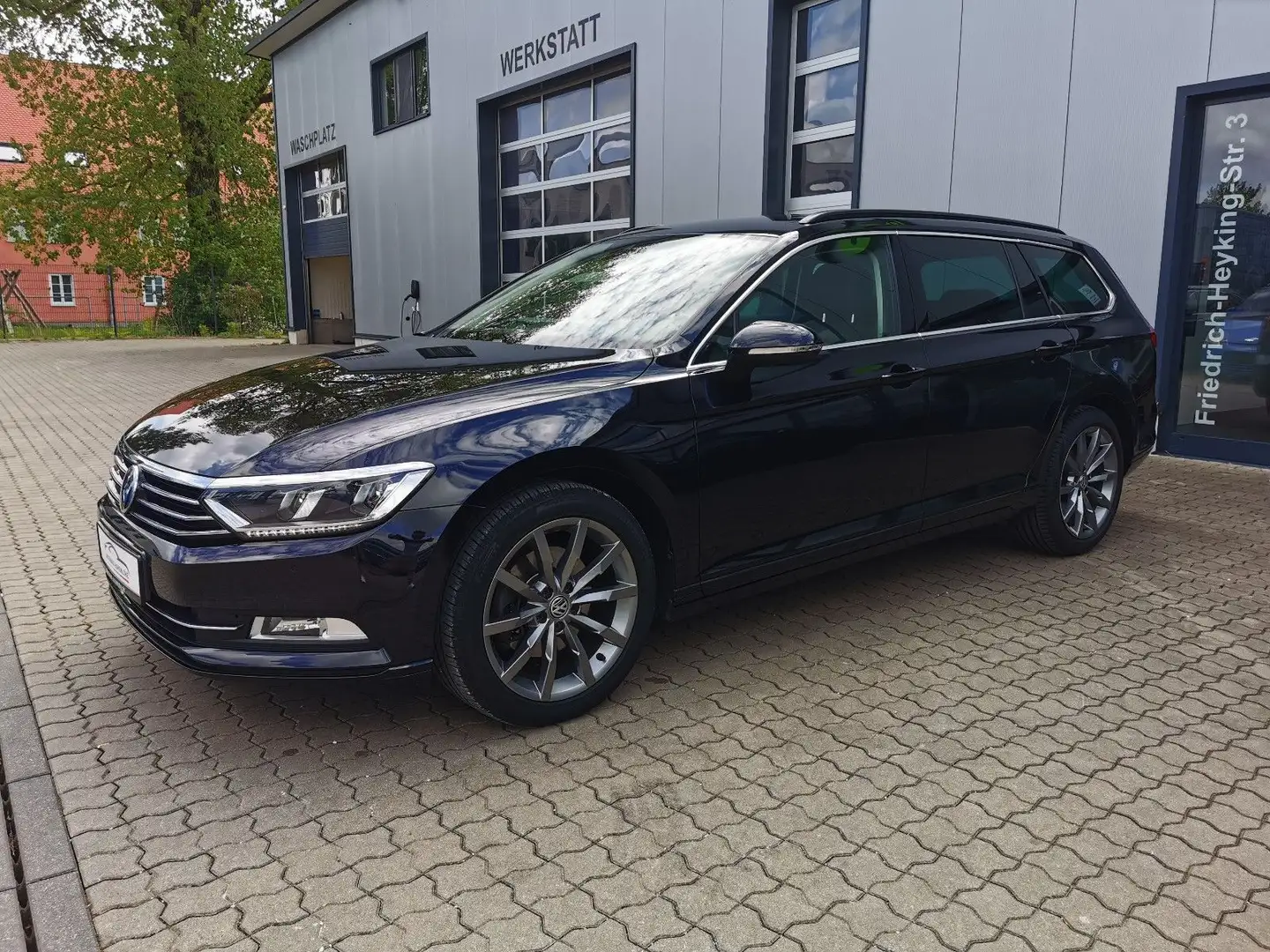 Volkswagen Passat Variant 2,0TDI NAVI AID LED APP Zwart - 1