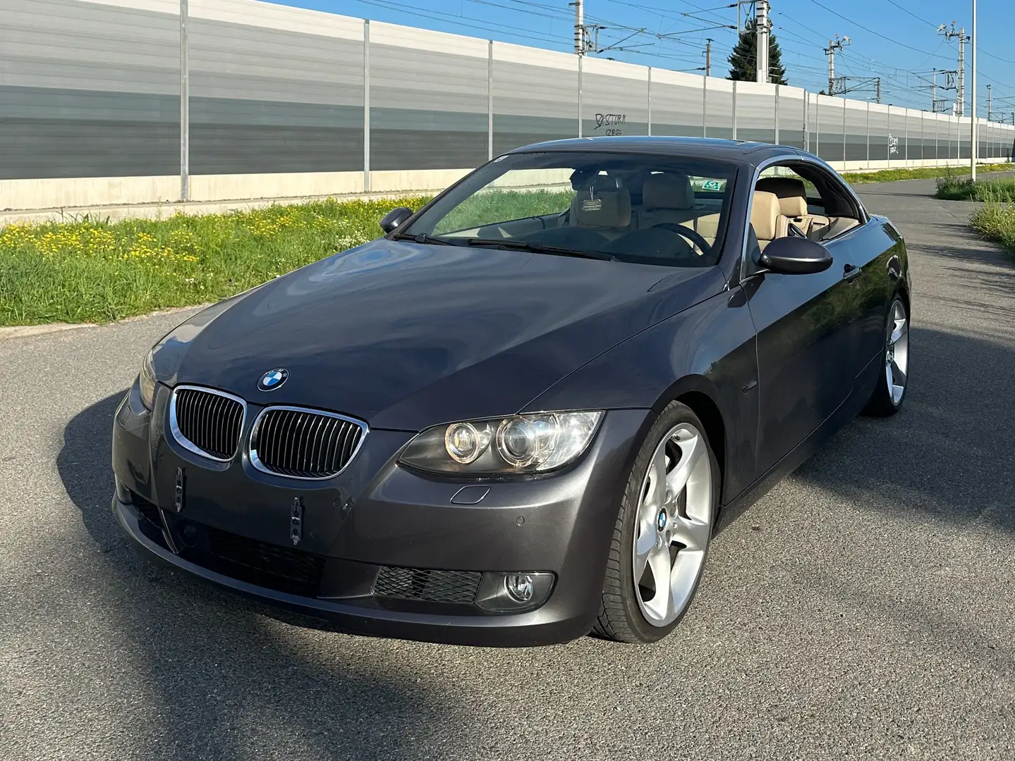 BMW 335 335i Cabrio Aut. Grau - 2