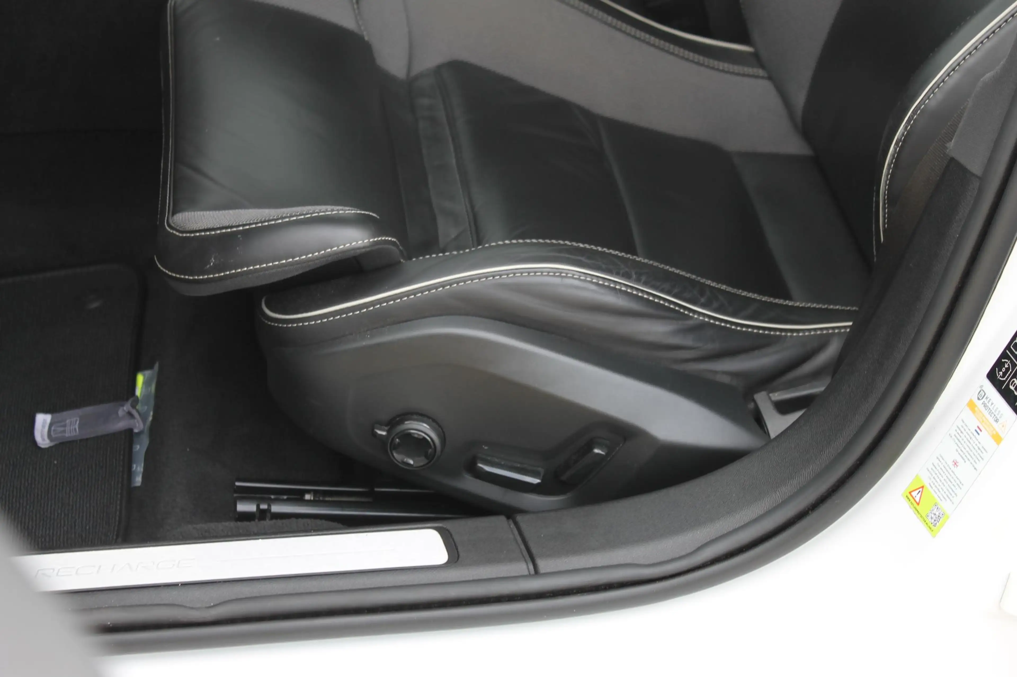 Volvo V60 T6 340pk automaat Recharge AWD R-Design Panoramich — photo 34