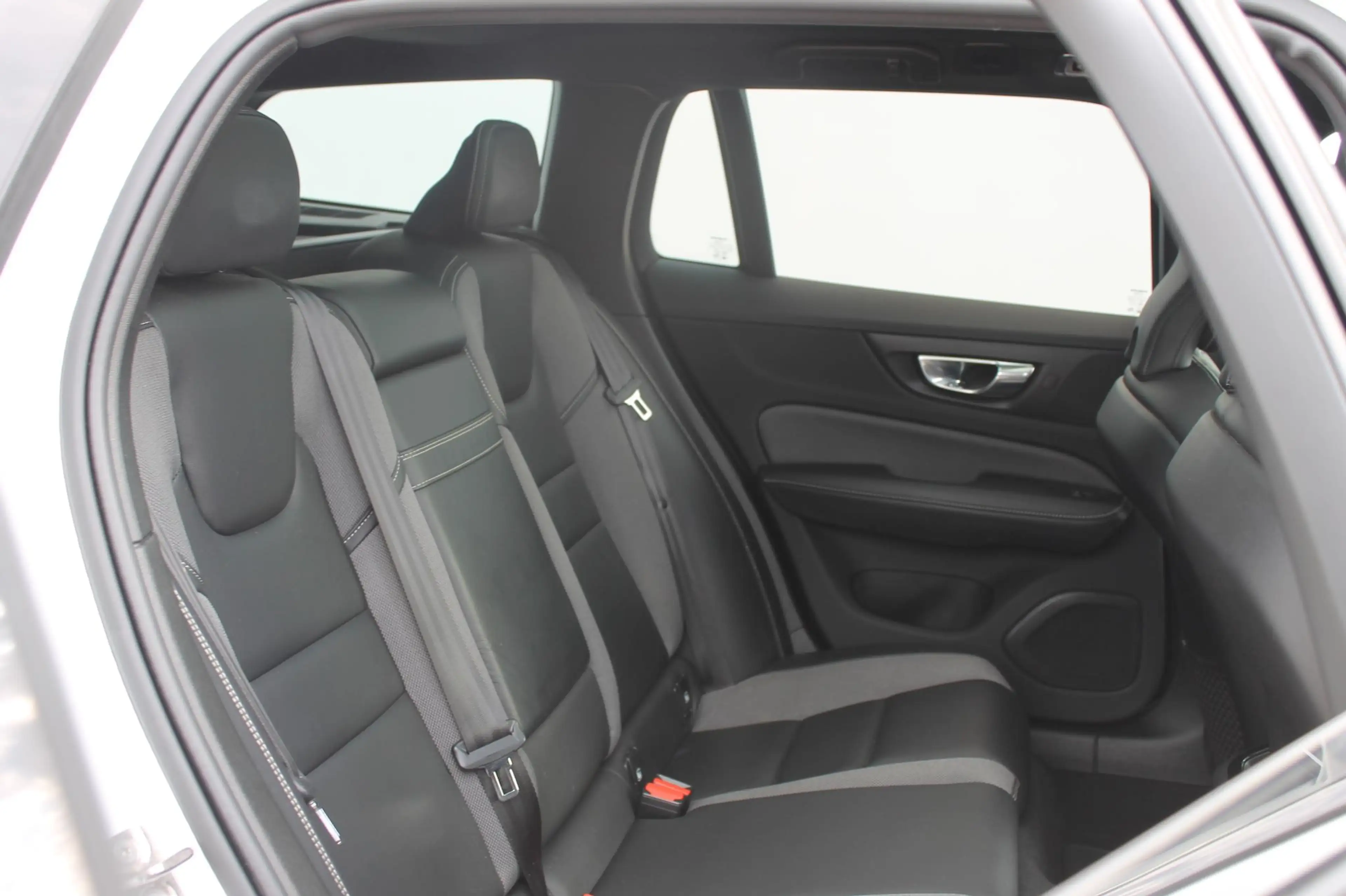 Volvo V60 T6 340pk automaat Recharge AWD R-Design Panoramich — photo 39