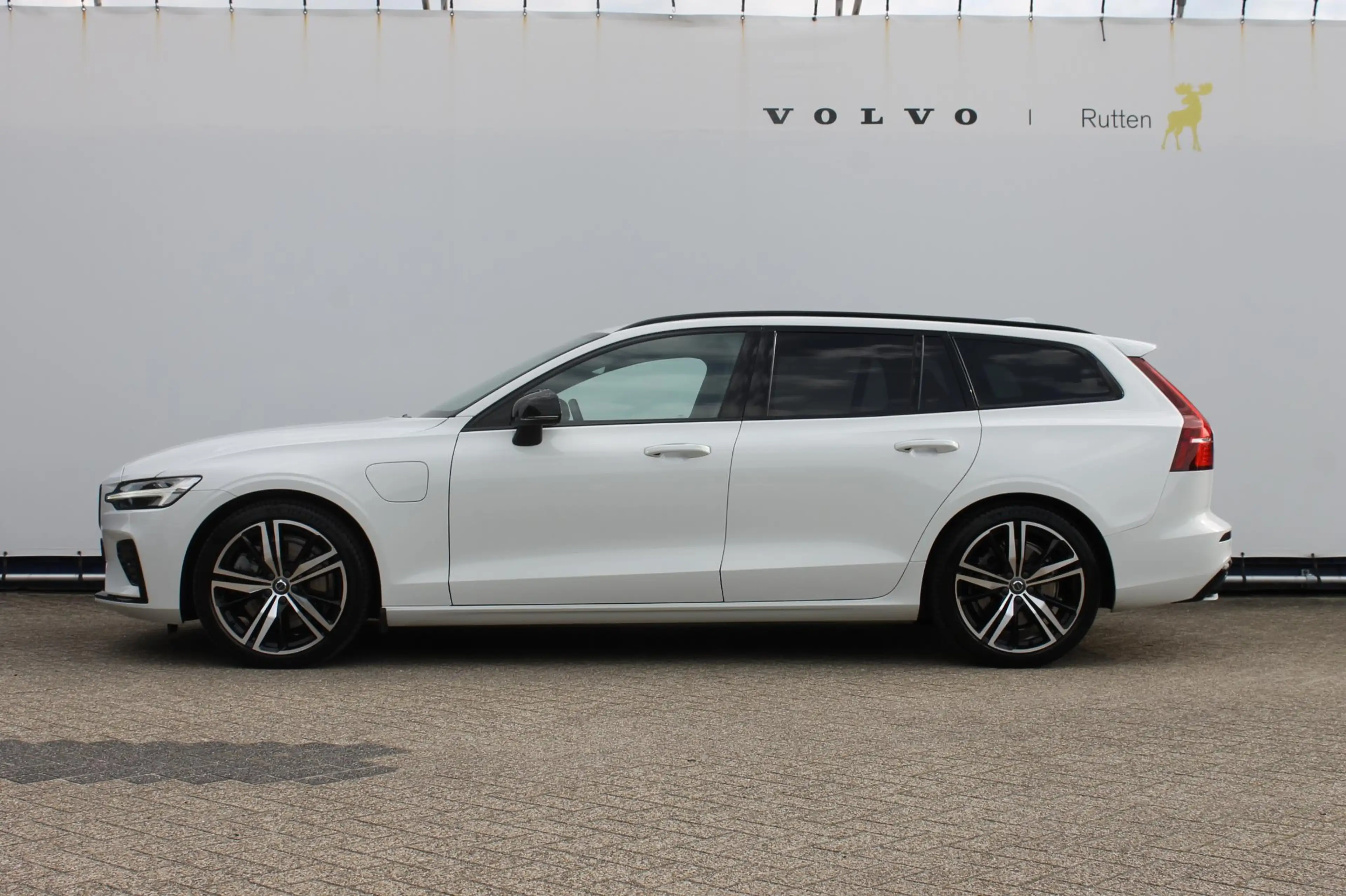 Volvo V60 T6 340pk automaat Recharge AWD R-Design Panoramich — photo 37