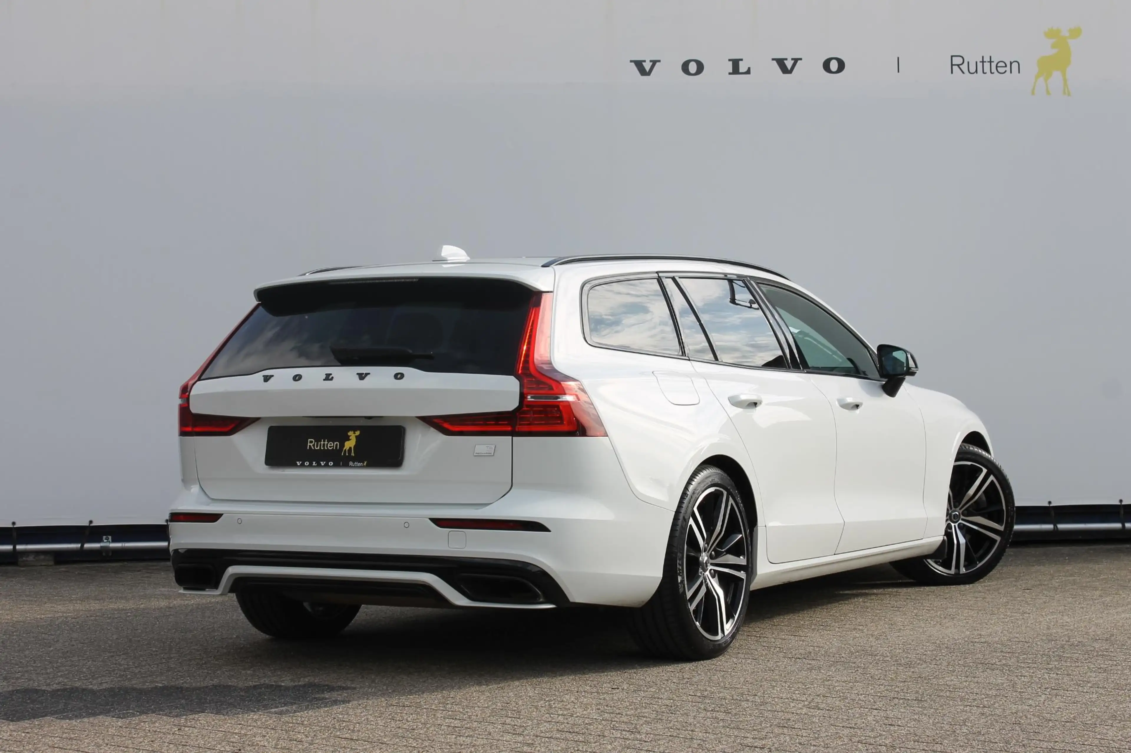 Volvo V60 T6 340pk automaat Recharge AWD R-Design Panoramich — photo 6
