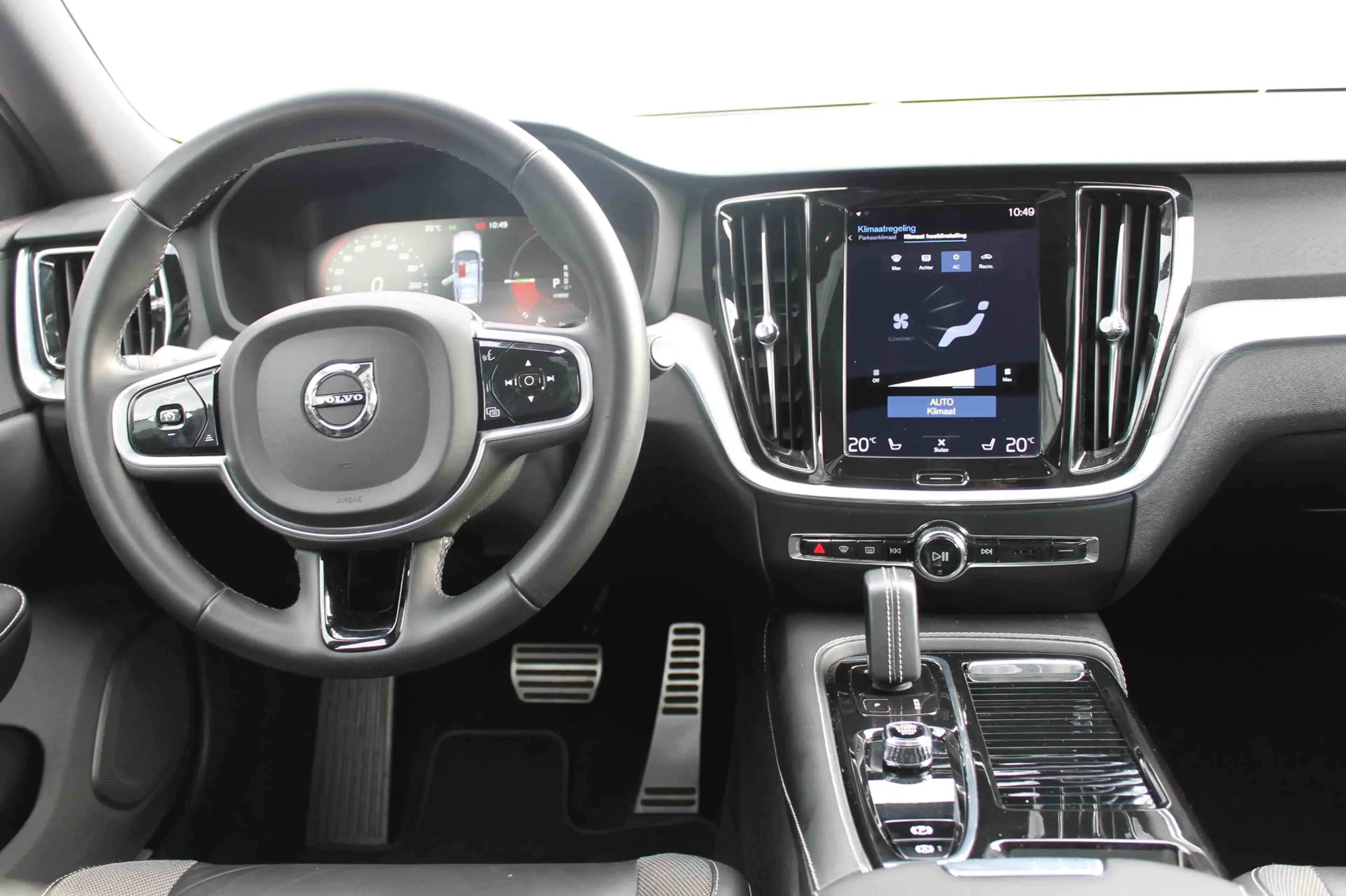 Volvo V60 T6 340pk automaat Recharge AWD R-Design Panoramich — photo 2