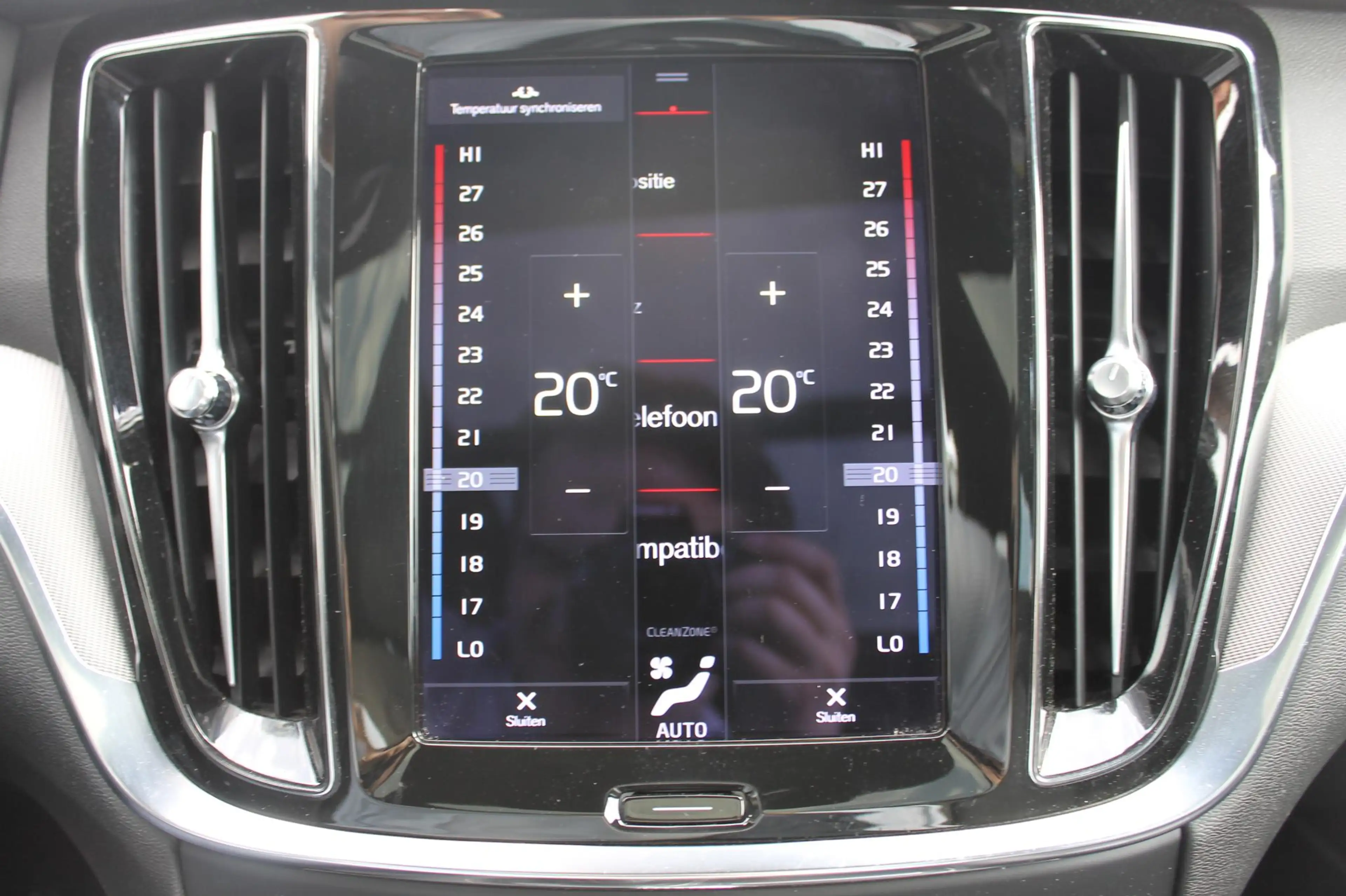 Volvo V60 T6 340pk automaat Recharge AWD R-Design Panoramich — photo 26