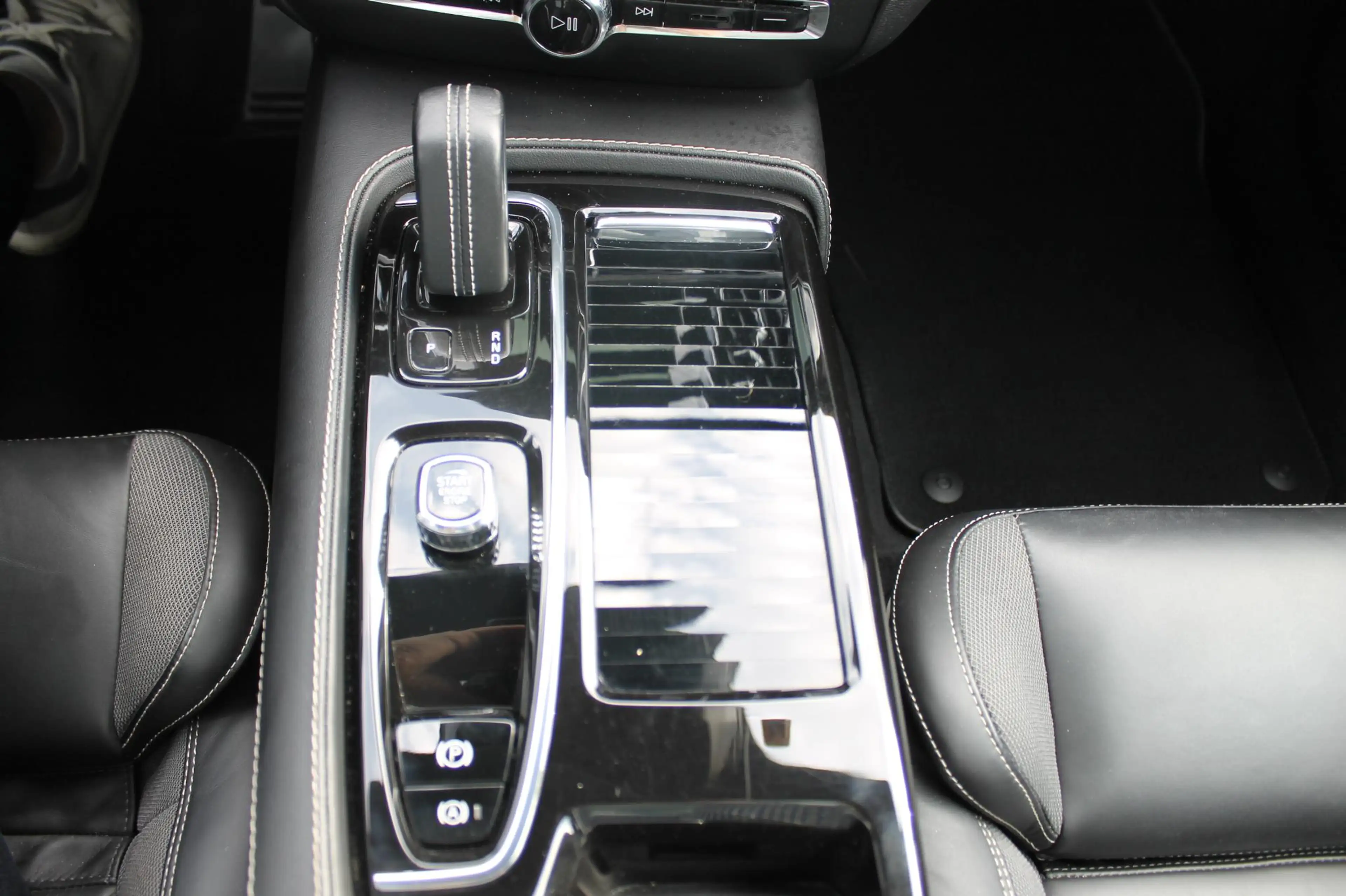 Volvo V60 T6 340pk automaat Recharge AWD R-Design Panoramich — photo 22