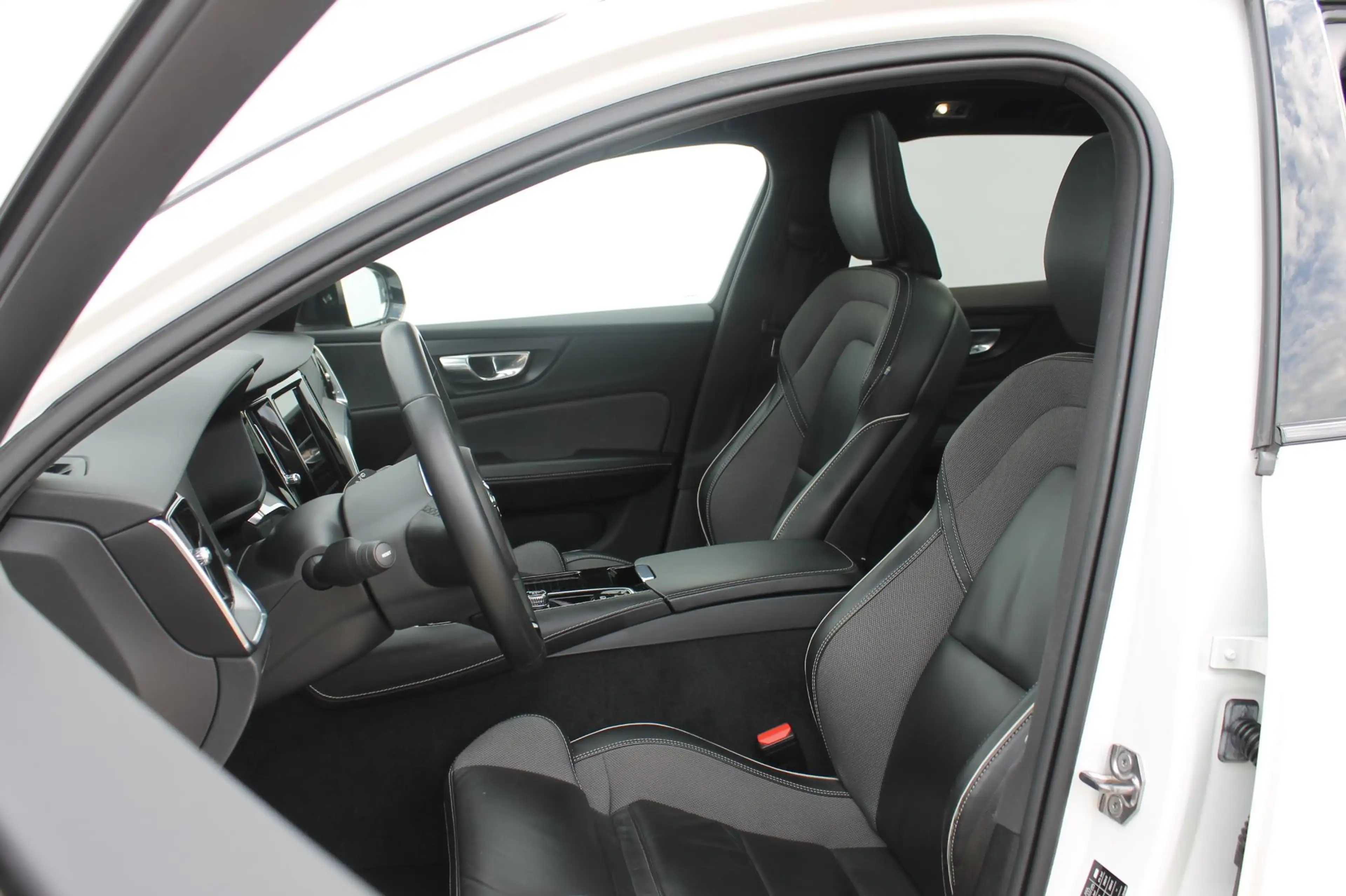 Volvo V60 T6 340pk automaat Recharge AWD R-Design Panoramich — photo 4