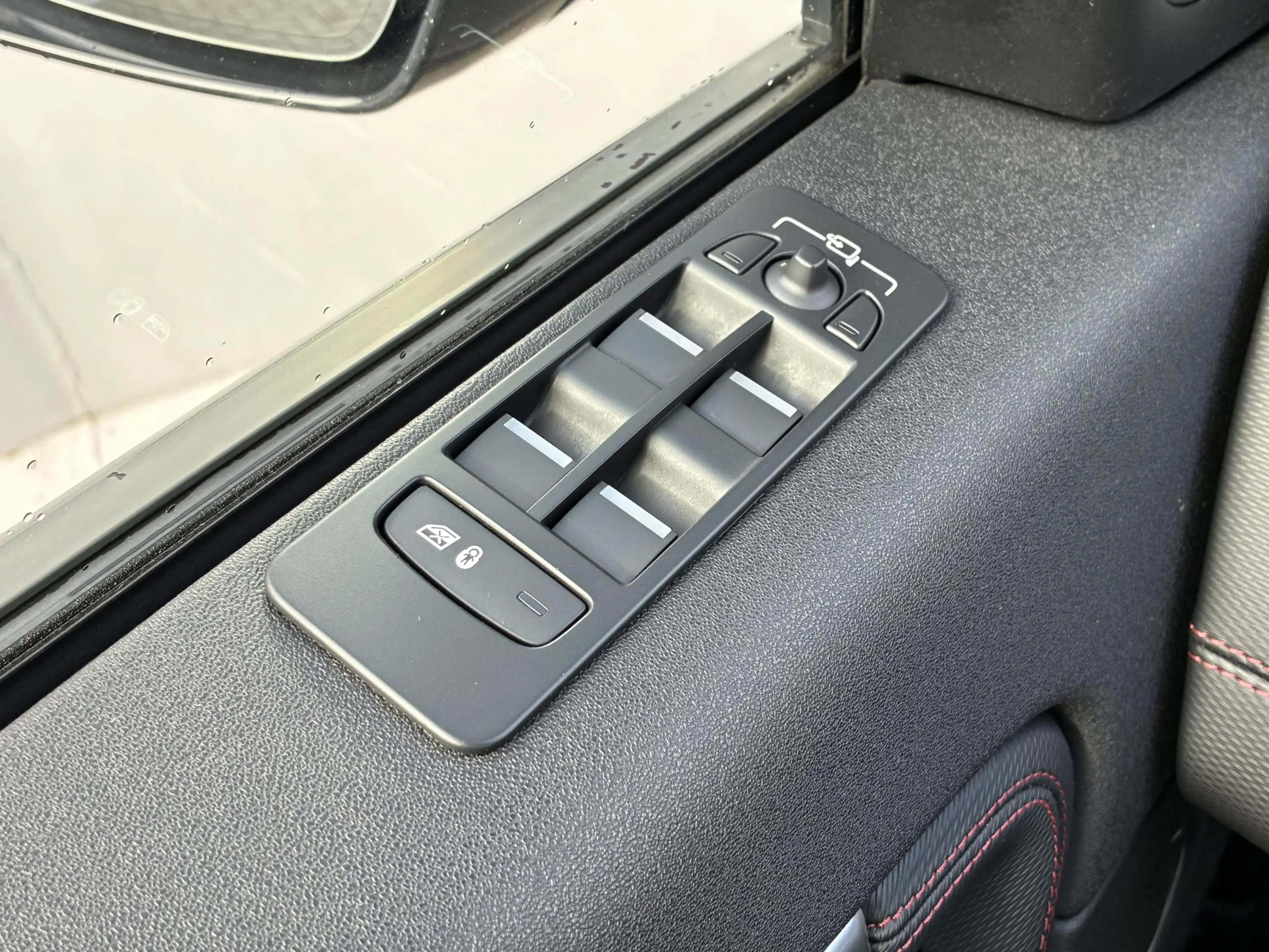 Land Rover Discovery Sport P300e 1.5 R-Dynamic HSE / Dealer Onderhouden / NL — photo 17