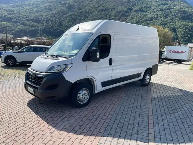 Opel Movano view 3
