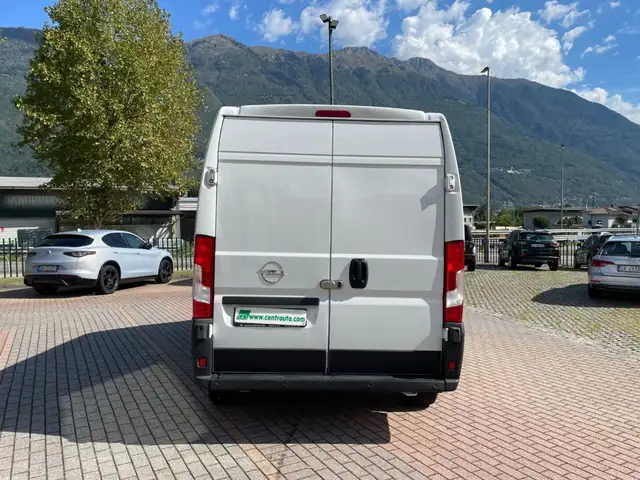 Opel Movano view 4