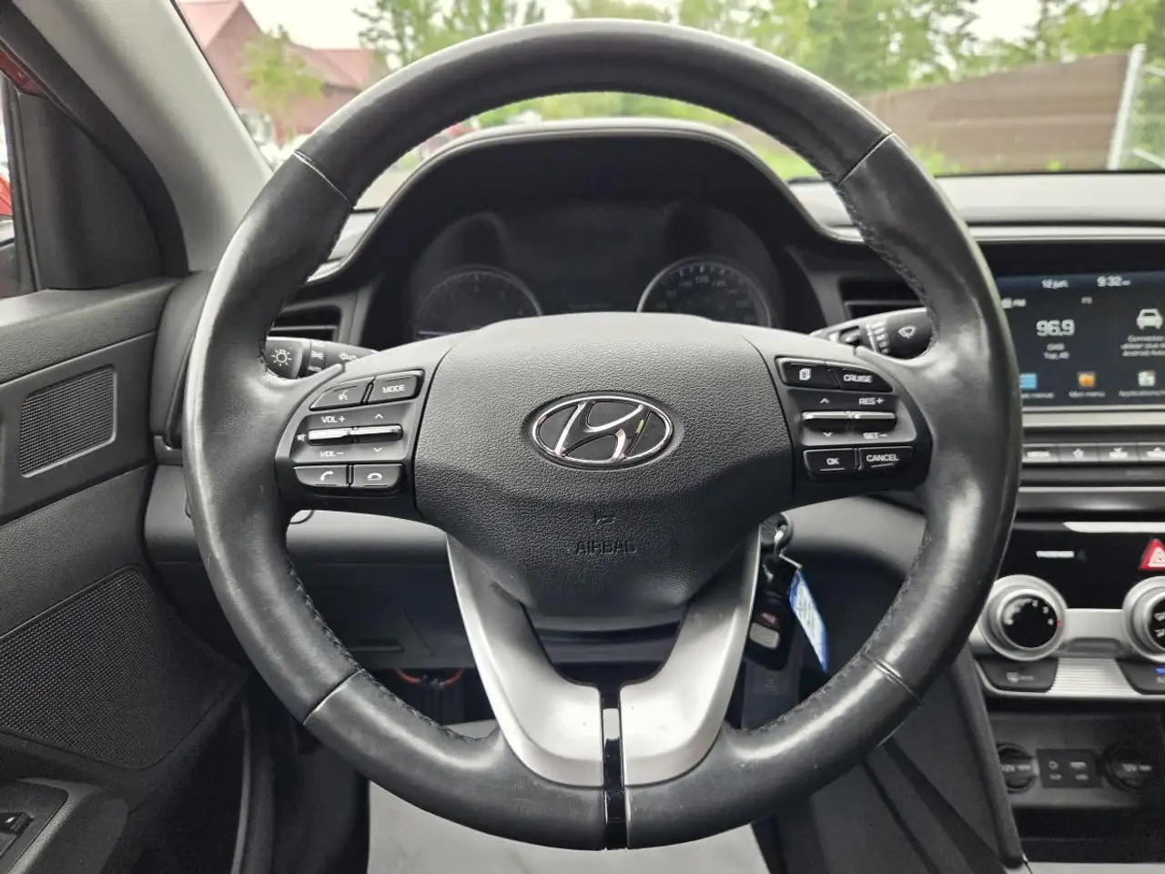 Hyundai ELANTRA photo Hyundai ELANTRA