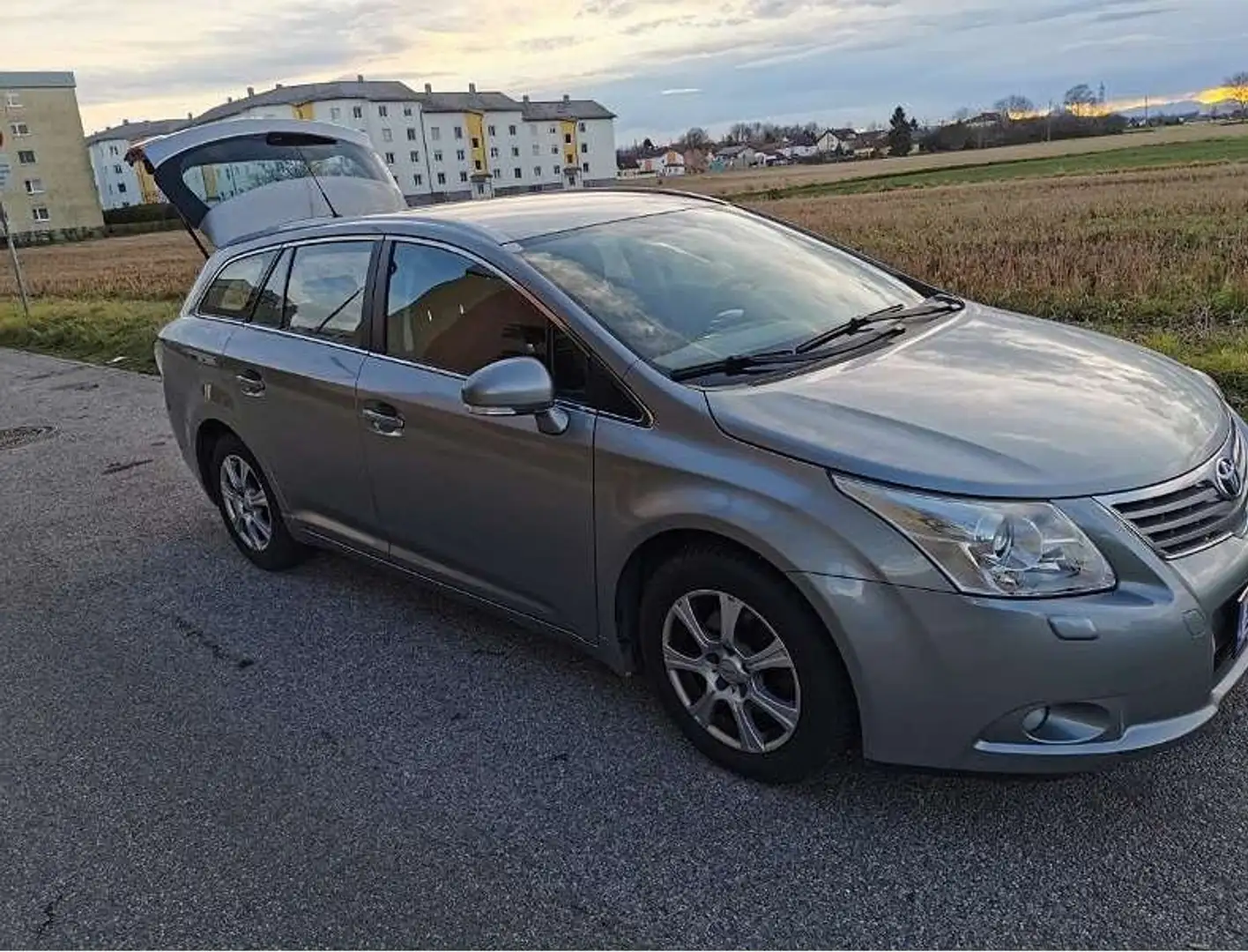 Toyota Avensis Avensis 2,0 D4-D 125 DPF Business Business Silver - 2